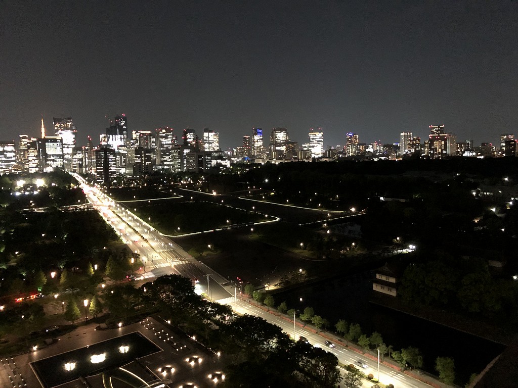 パレスホテル東京のデラックスキング with バルコニーから夜景3