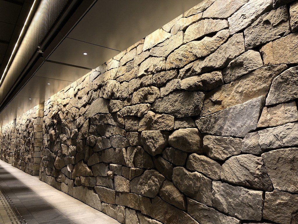 パレスホテル東京の庵治石の石垣1