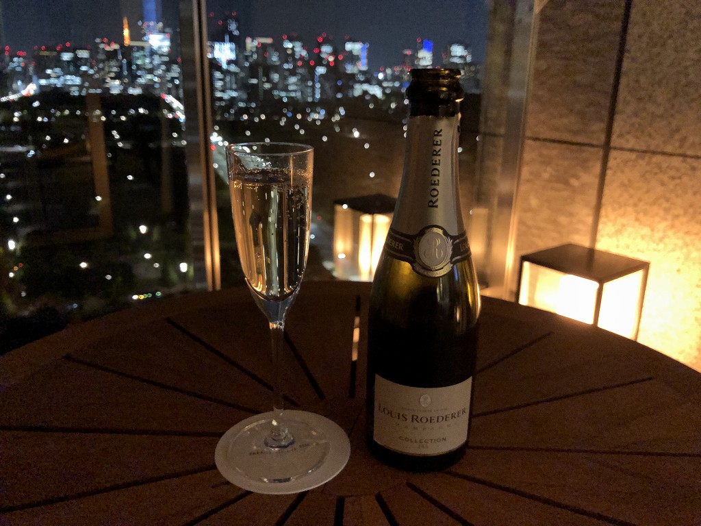 パレスホテル東京のバルコニーで夜にシャンパン