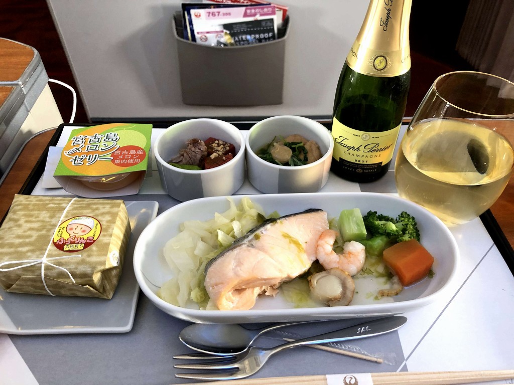 JAL117便のファーストクラスの機内食