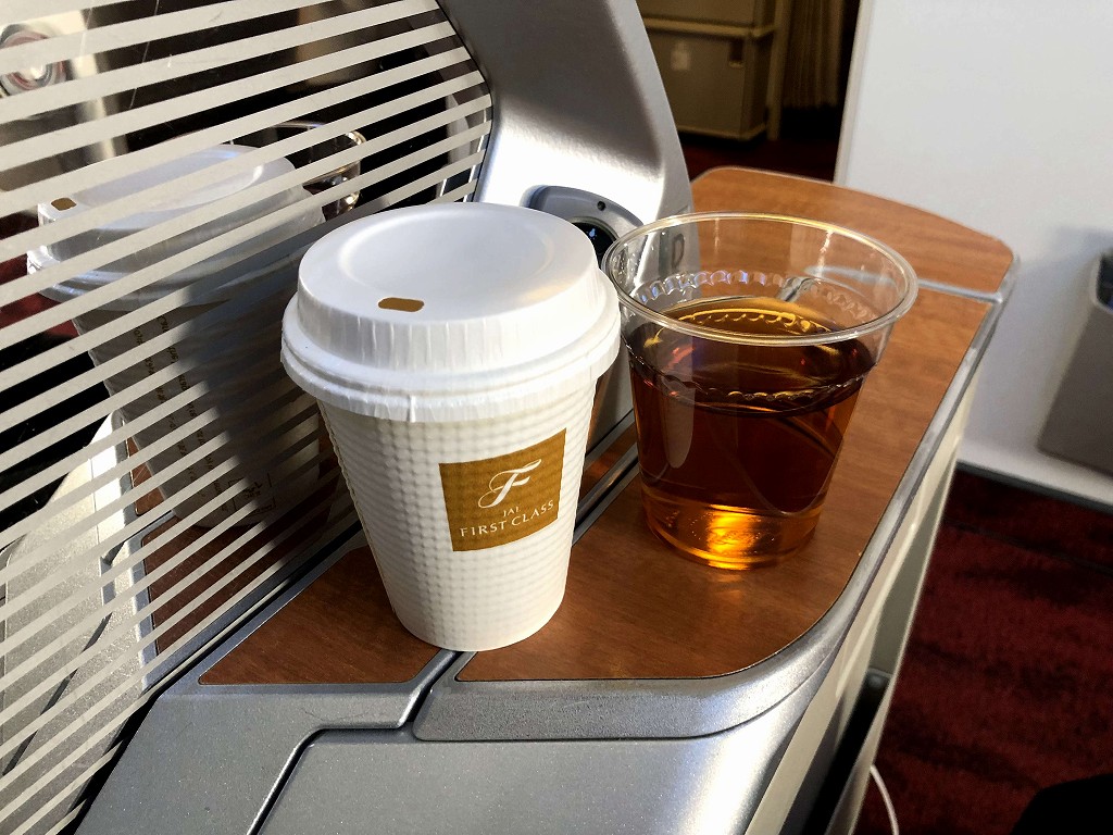 JAL117便のファーストクラスの機内食の紙コップ