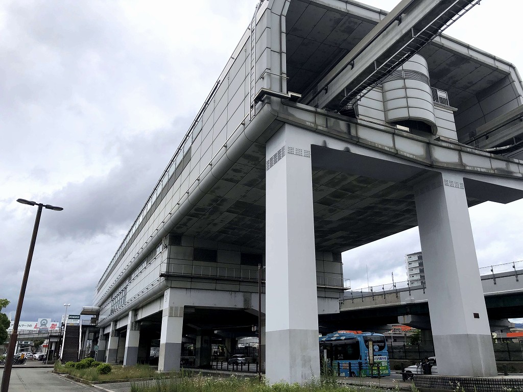 大阪モノレールの宇野辺駅の駅舎