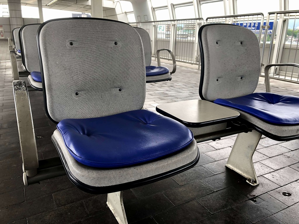 大阪モノレールの駅のベンチのクッション