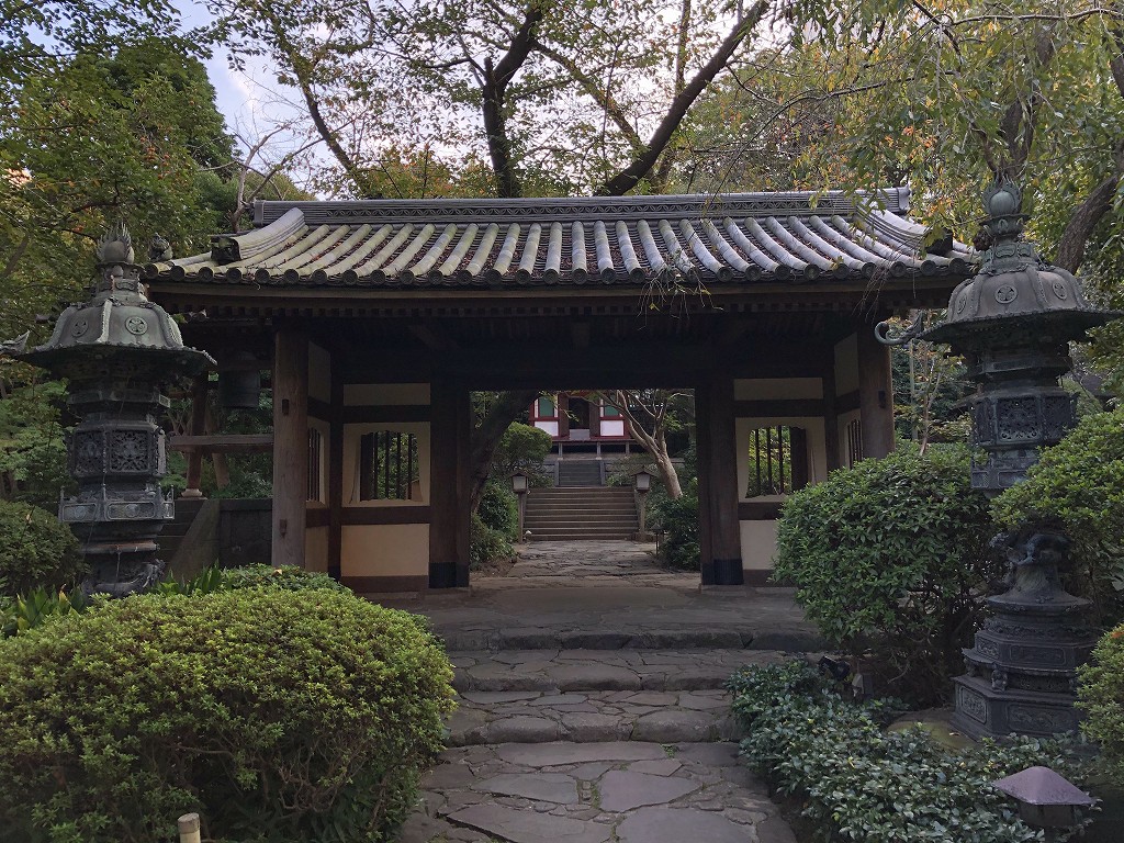 グランドプリンスホテル新高輪の日本庭園内の青銅の灯籠