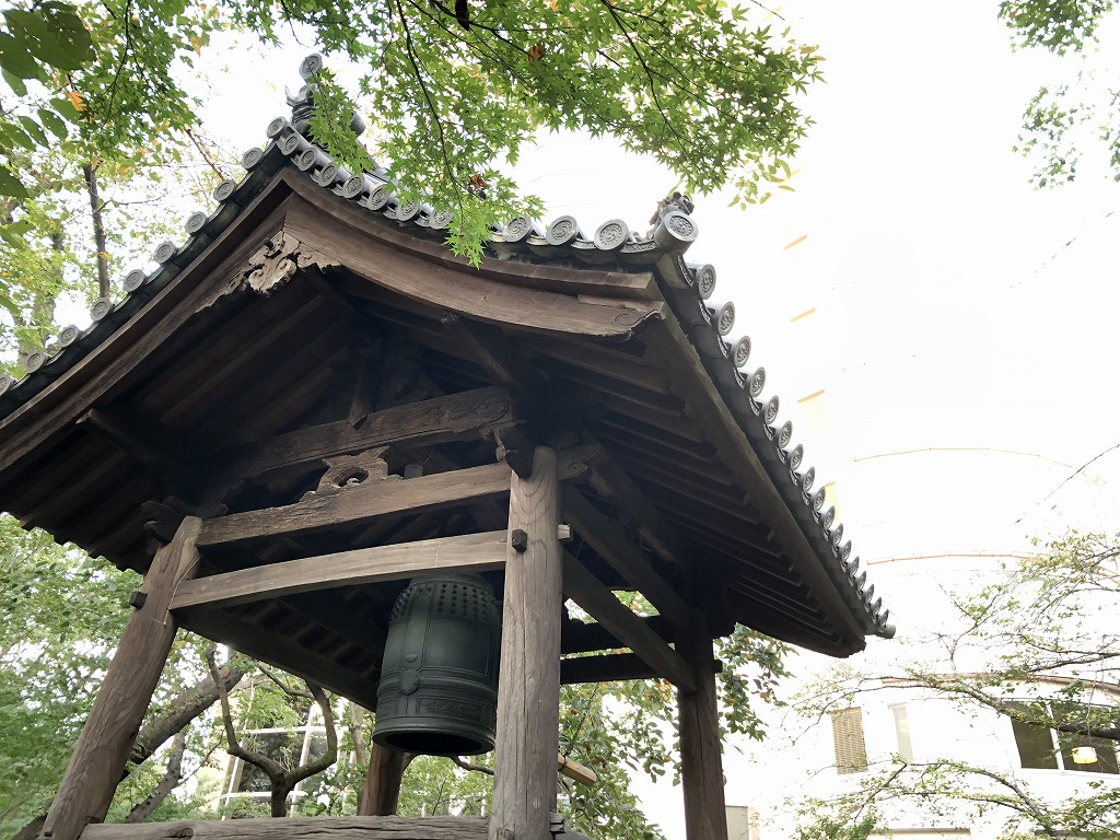 グランドプリンスホテル新高輪の日本庭園内の鐘楼