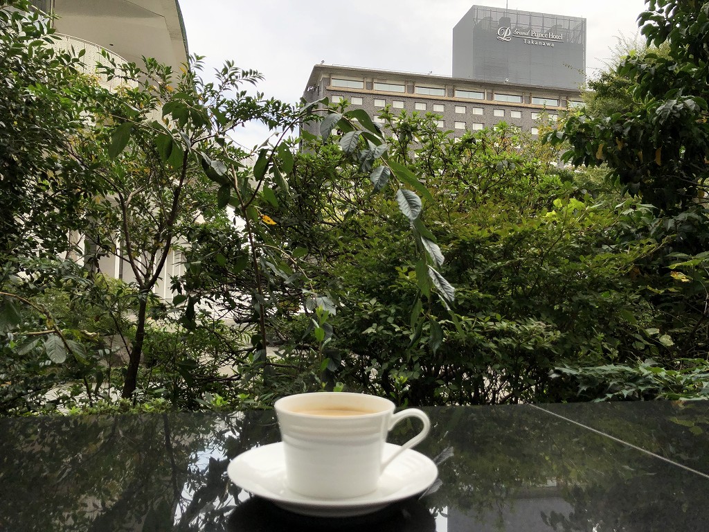 グランドプリンスホテル新高輪の「クラブラウンジ」のテラス席でモーニングコーヒー