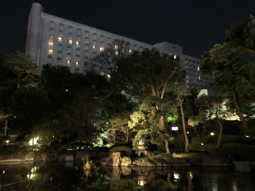 グランドプリンスホテル高輪の前の夜の池