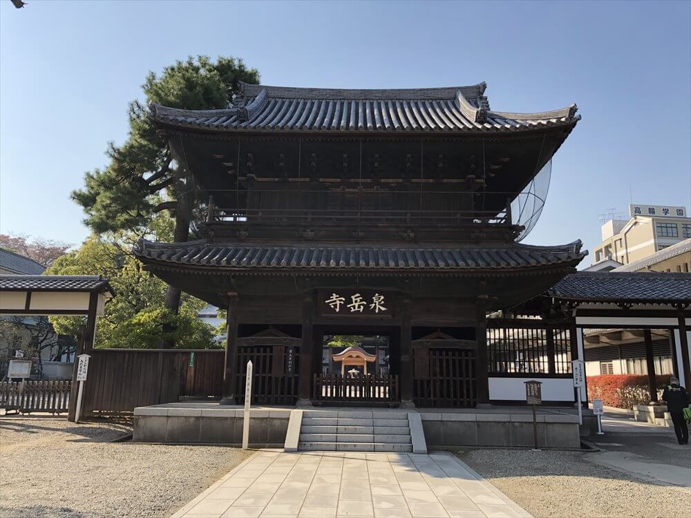 泉岳寺の山門1