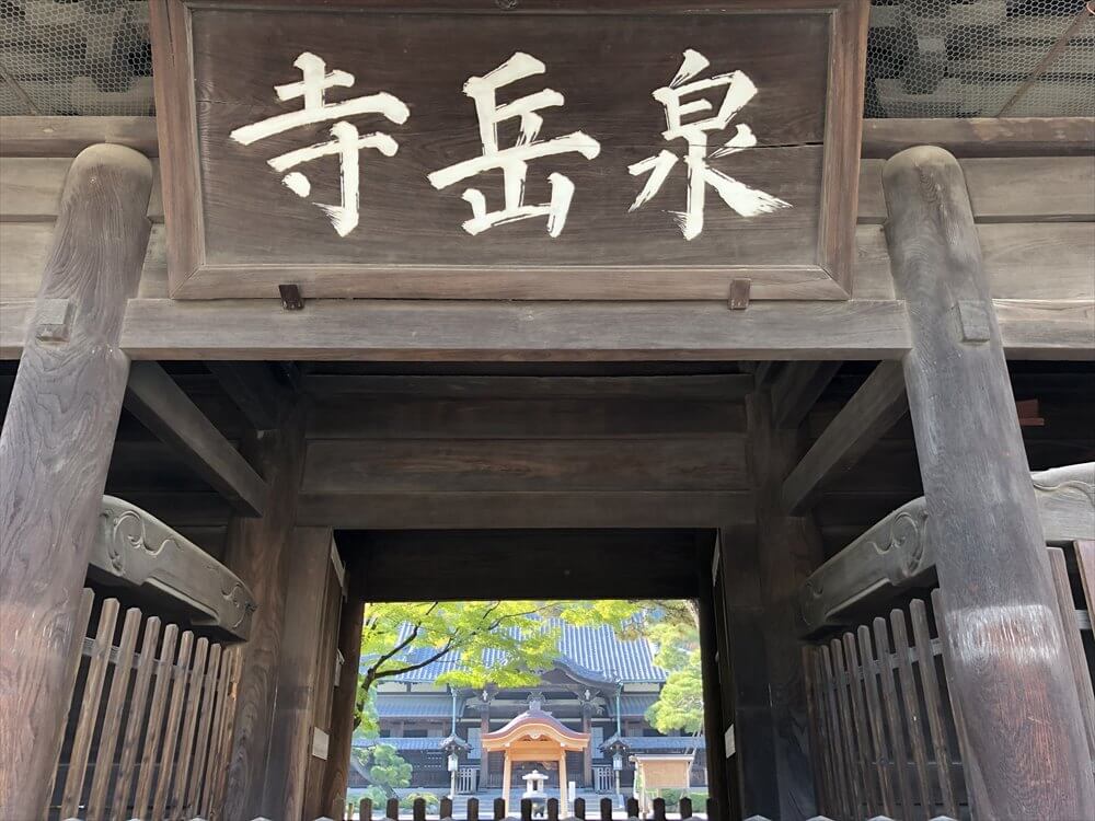 泉岳寺の山門2