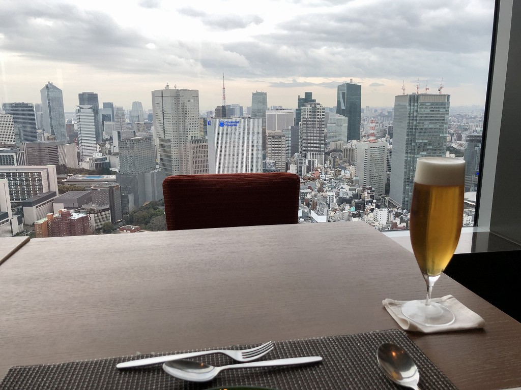 ザ・プリンスギャラリー東京紀尾井町の「OASIS GARDEN」で生ビール