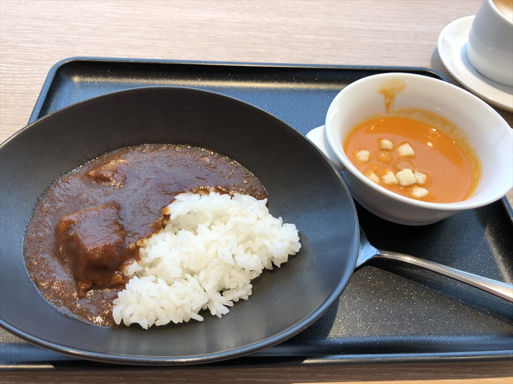羽田空港国際線ターミナルのサクララウンジ スカイビューのビーフカレーとトマトのビスク