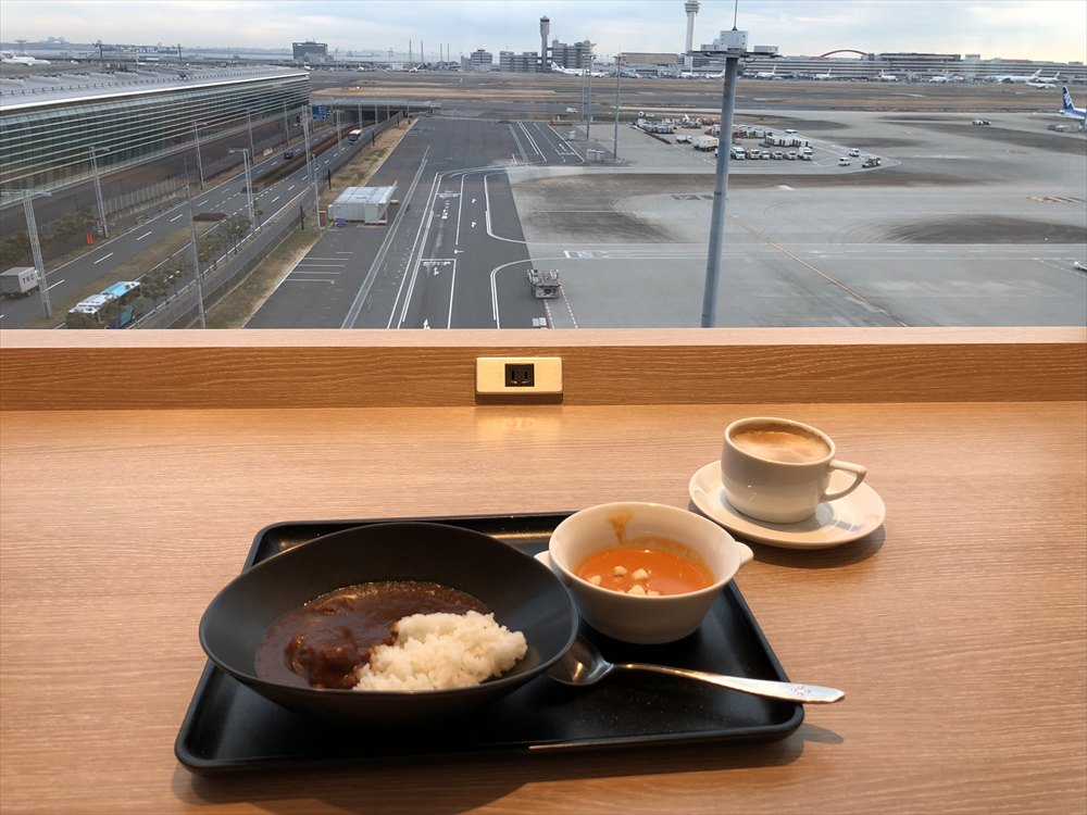 羽田空港国際線ターミナルのサクララウンジ スカイビューからの眺め1