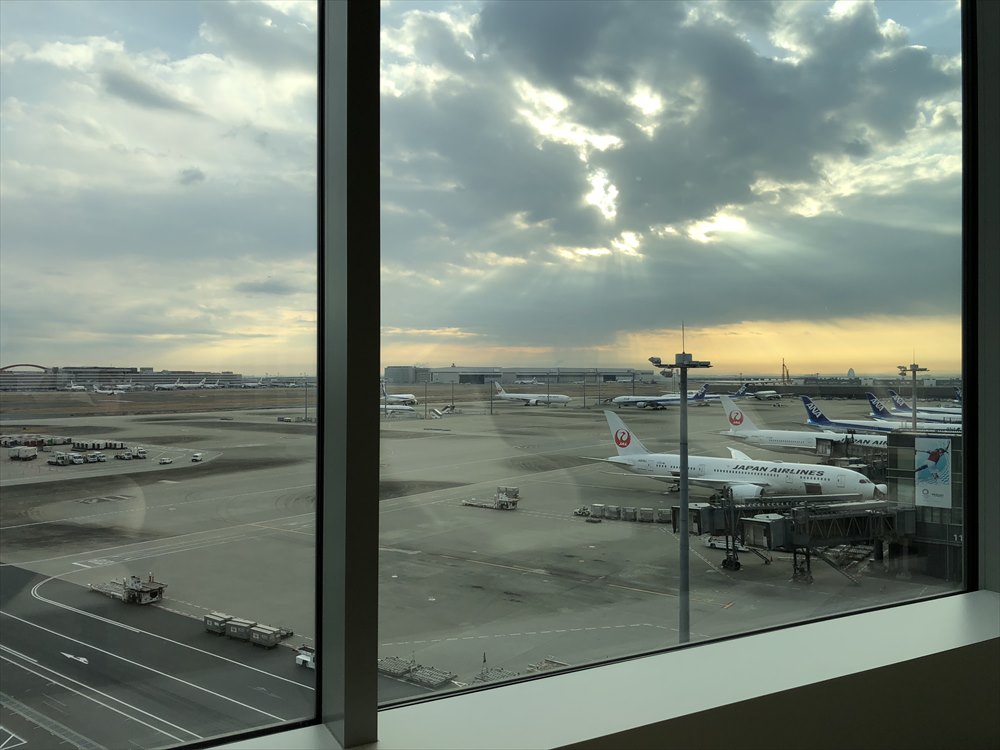 羽田空港国際線ターミナルのサクララウンジ スカイビューからの眺め3
