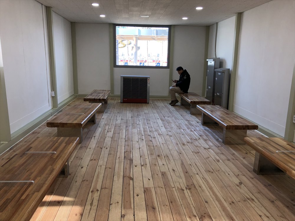 JINBU駅の待合室
