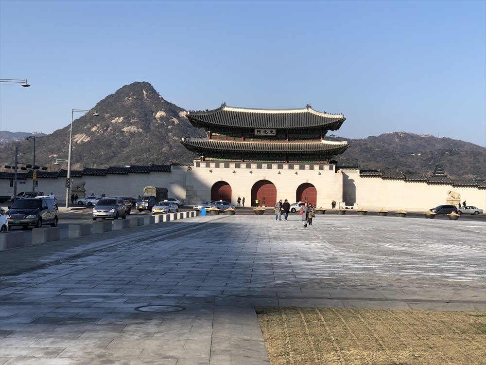光化門と北岳山（プガッサン）