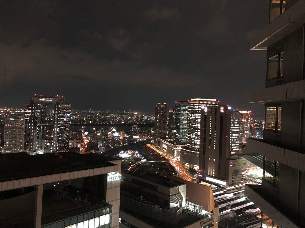 リッツカールトン大阪のジュニアスイートルームからの眺め（夜景）