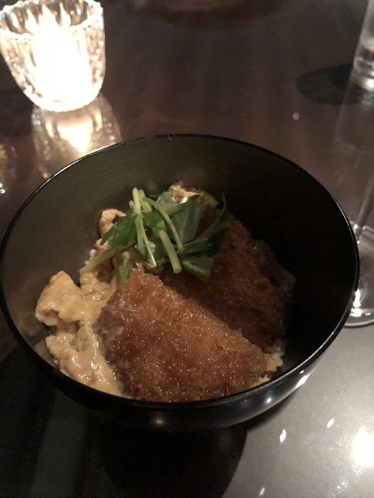 リッツカールトン大阪のクラブラウンジのカクテルタイムのカツ丼