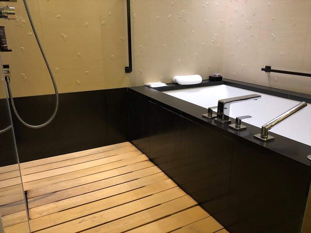 リッツカールトン京都のグランドデラックス カモガワリバービューのバスルーム2
