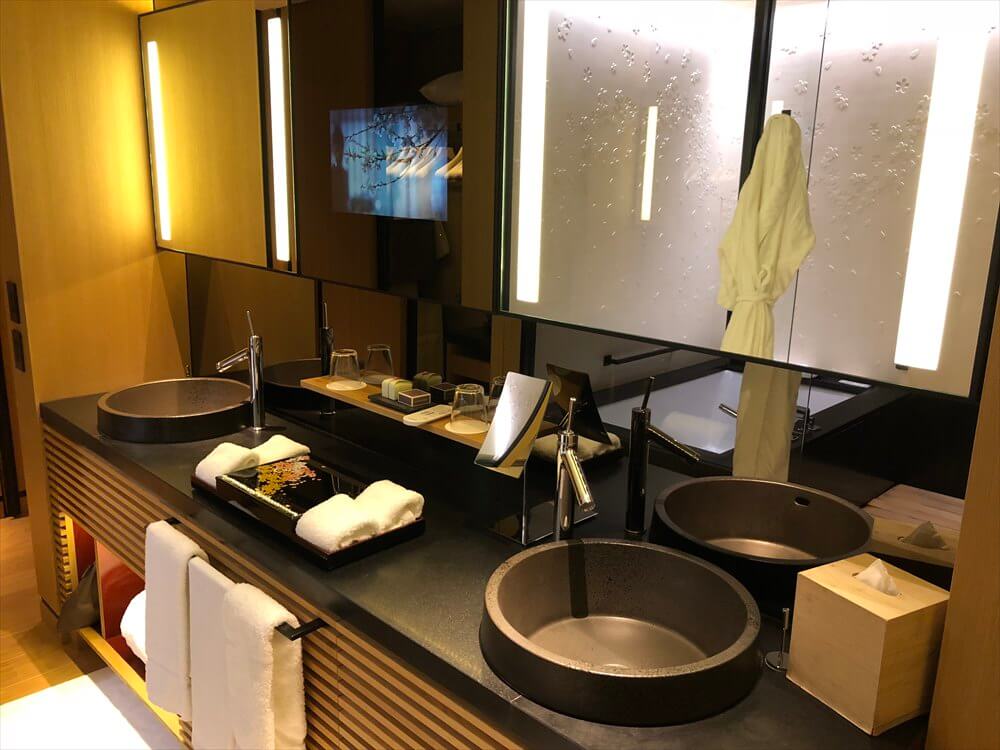 リッツカールトン京都のグランドデラックス カモガワリバービューの洗面所