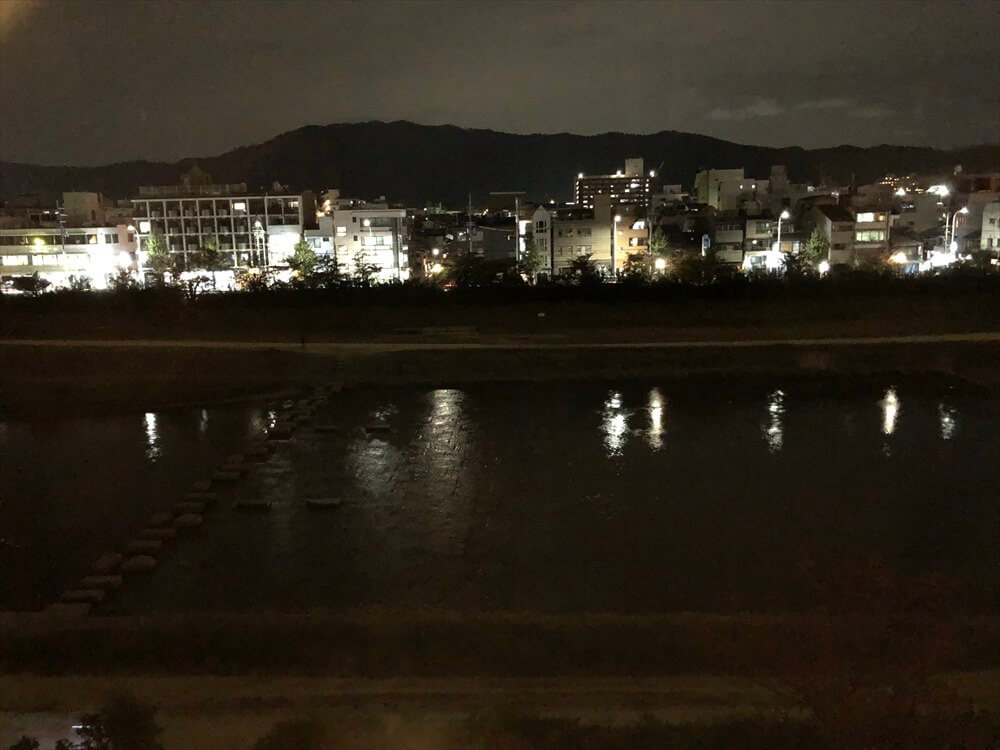リッツカールトン京都のグランドデラックス カモガワリバービューからの眺め（夜）