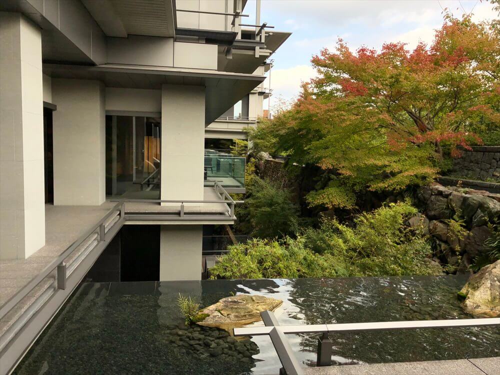 リッツカールトン京都の中庭の紅葉1