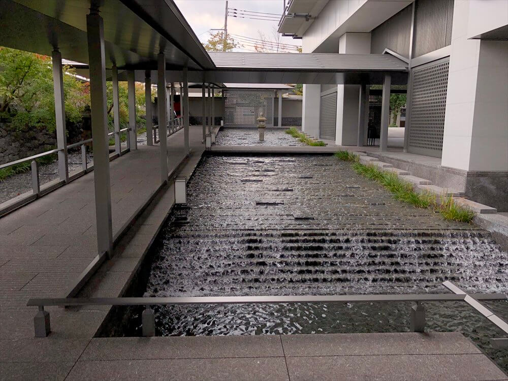 リッツカールトン京都の中庭の紅葉2