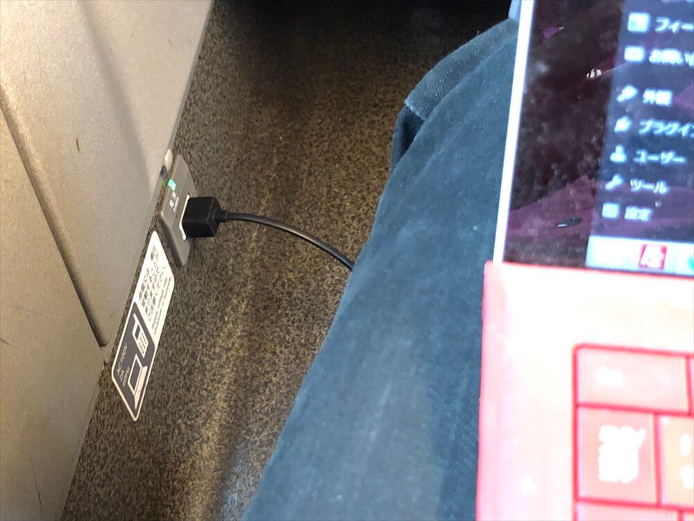 新幹線の電源でSurface Pro 3に給電