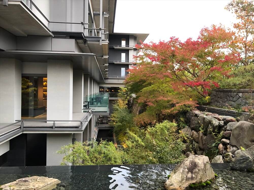 リッツカールトン京都の庭の紅葉