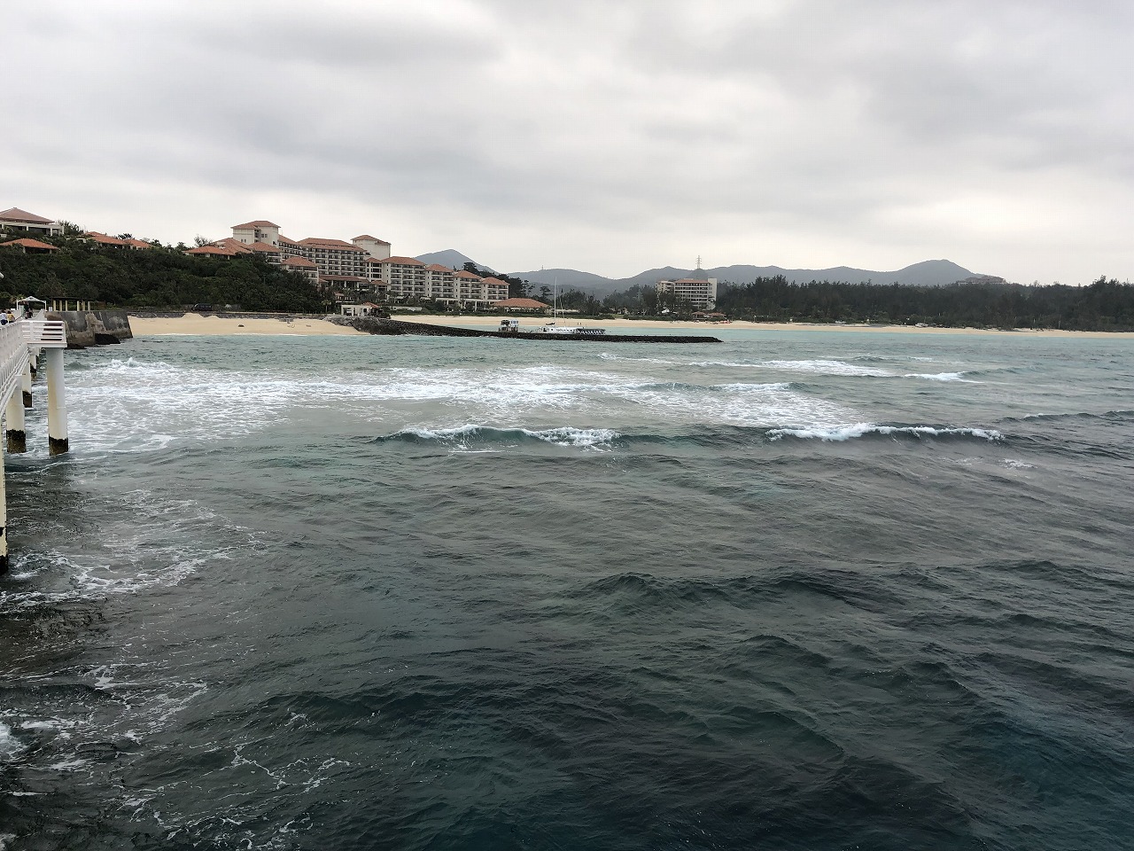 海中展望塔からブセナテラス方面