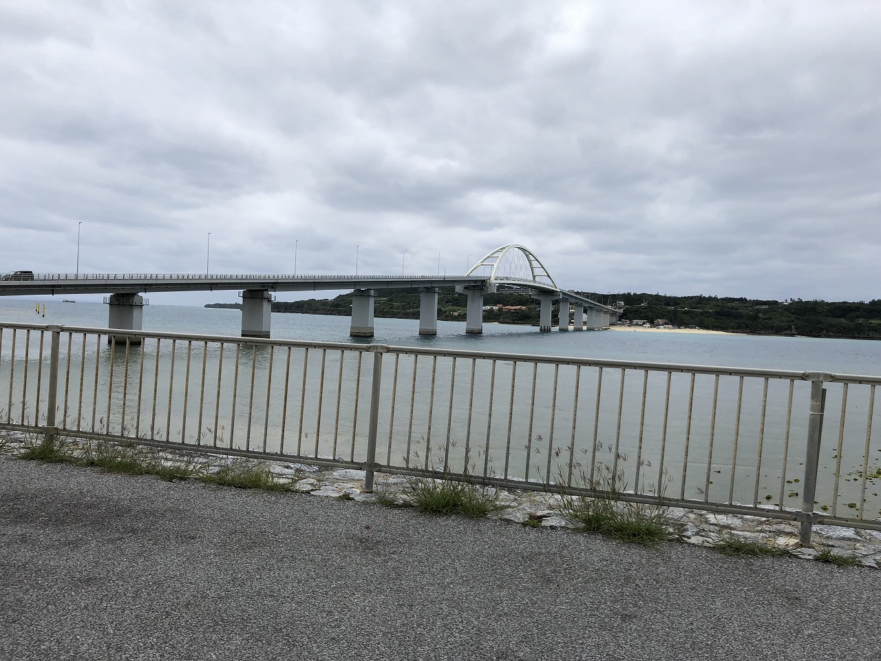 瀬底島につながる橋