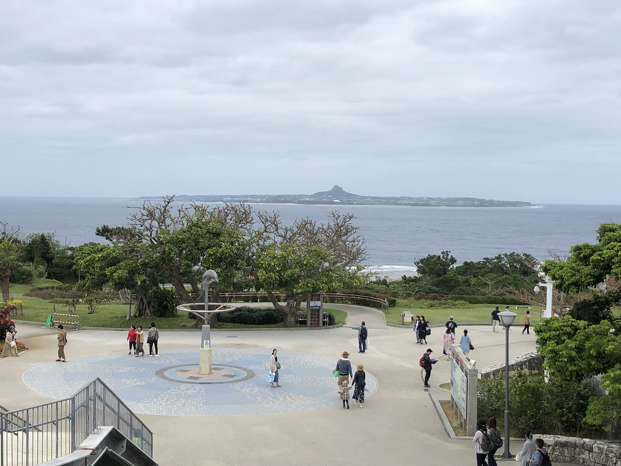 美ら海水族館から見える伊江島1
