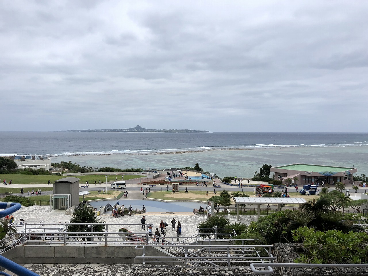 美ら海水族館から見える伊江島2