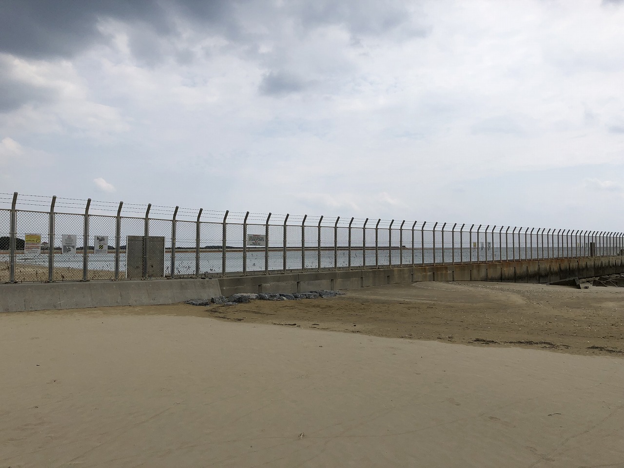 名護市の辺野古ビーチのフェンス1