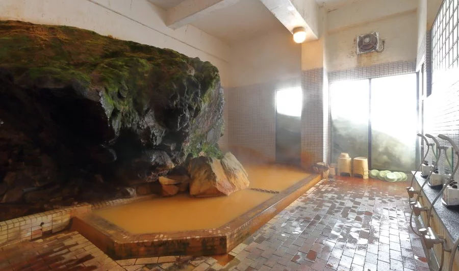 十勝岳温泉 湯元 凌雲閣の大岩の湯の内風呂