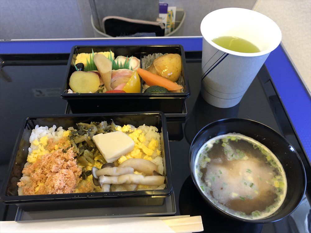 ANAの453便プレミアムクラスの機内食1