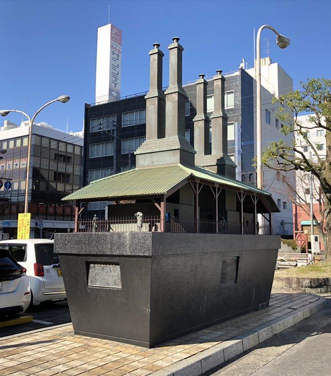 佐賀駅前の縮尺１／６の反射炉の模型