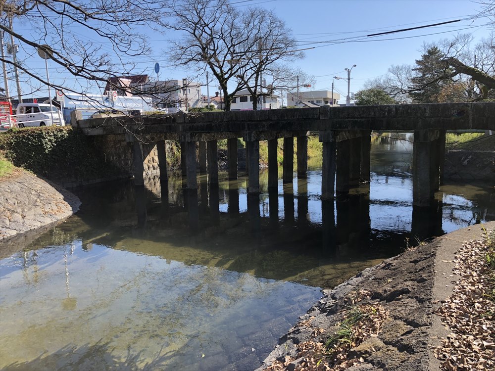 神野公園の前の多布施川