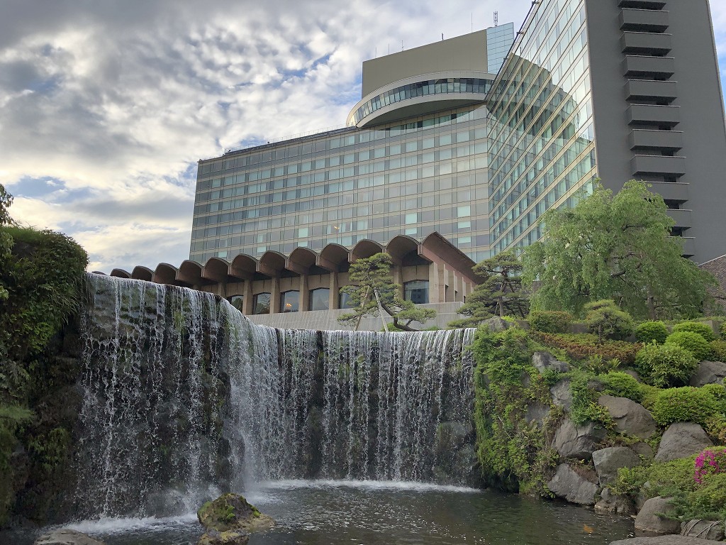 ホテルニューオータニの日本庭園の滝3