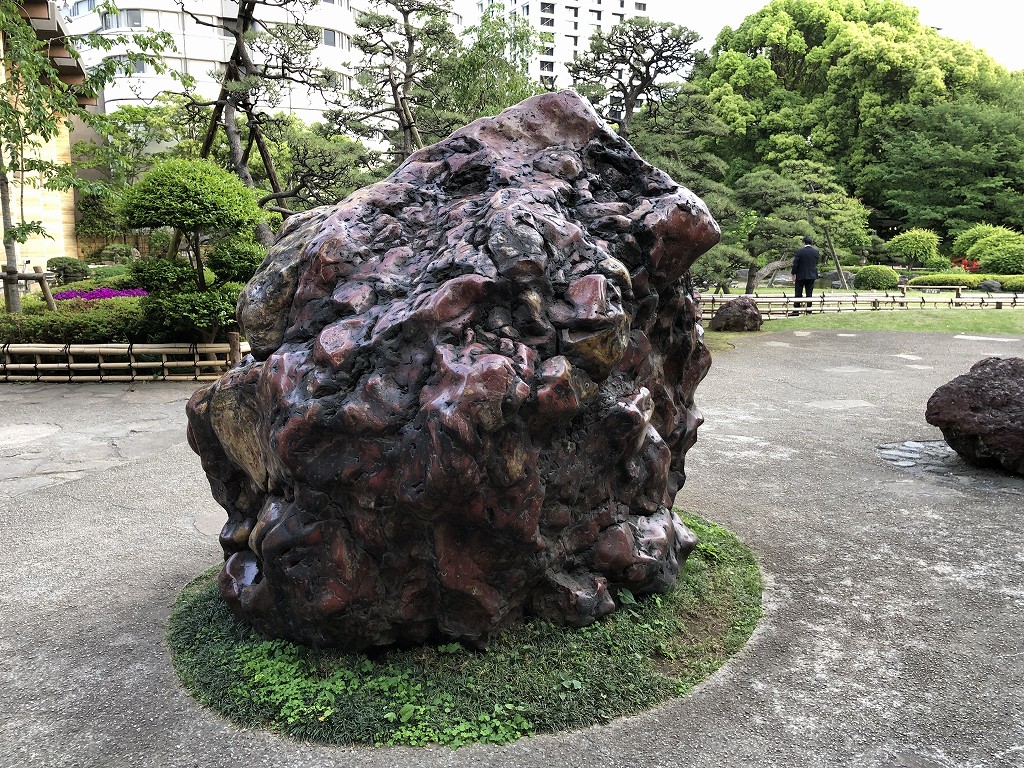ホテルニューオータニの日本庭園の巨大な赤い石