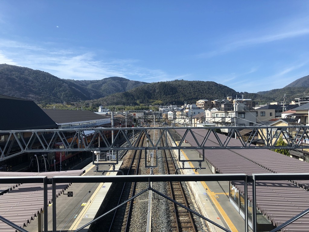 嵯峨嵐山駅から見た小倉山