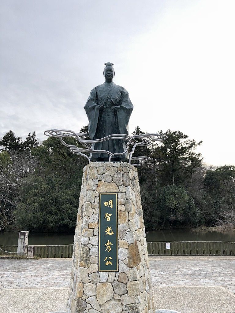 南郷池の明智光秀像