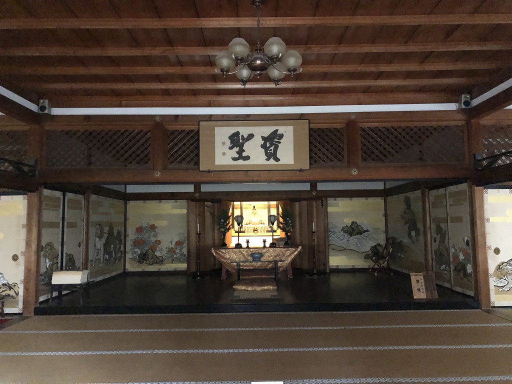 朝8時の天龍寺の多宝殿