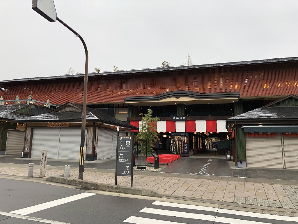 朝9時の嵐電嵐山駅1
