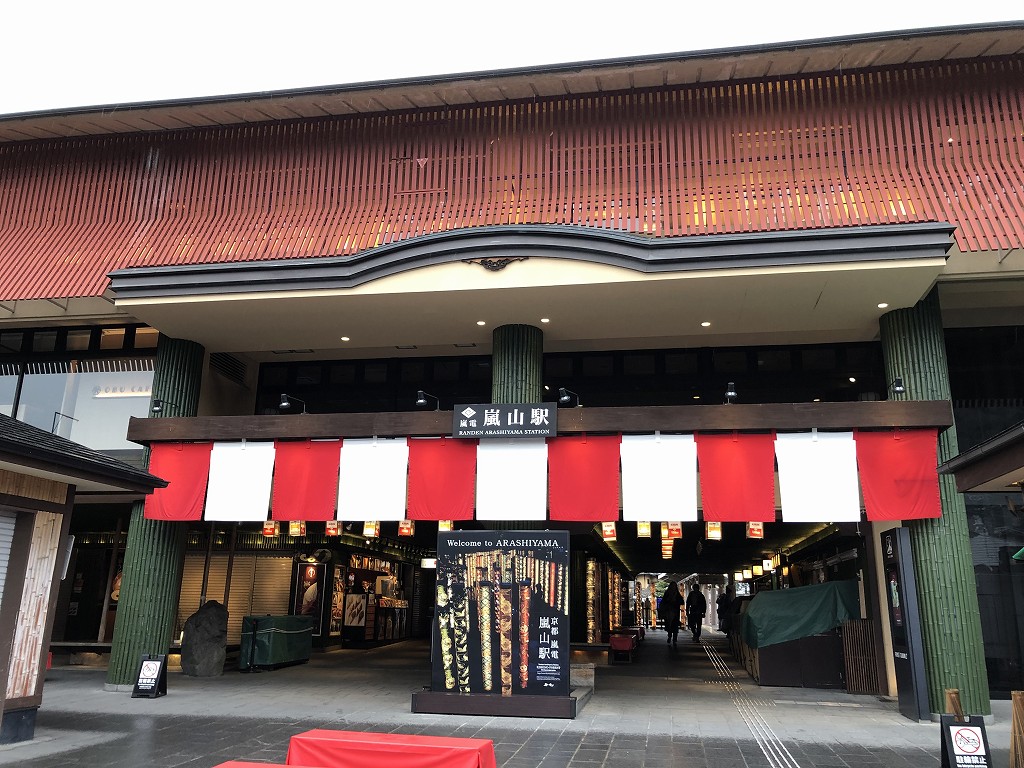 朝9時の嵐電嵐山駅2