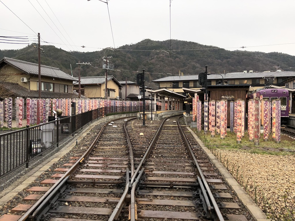 朝9時の嵐電嵐山駅のキモノフォレスト3