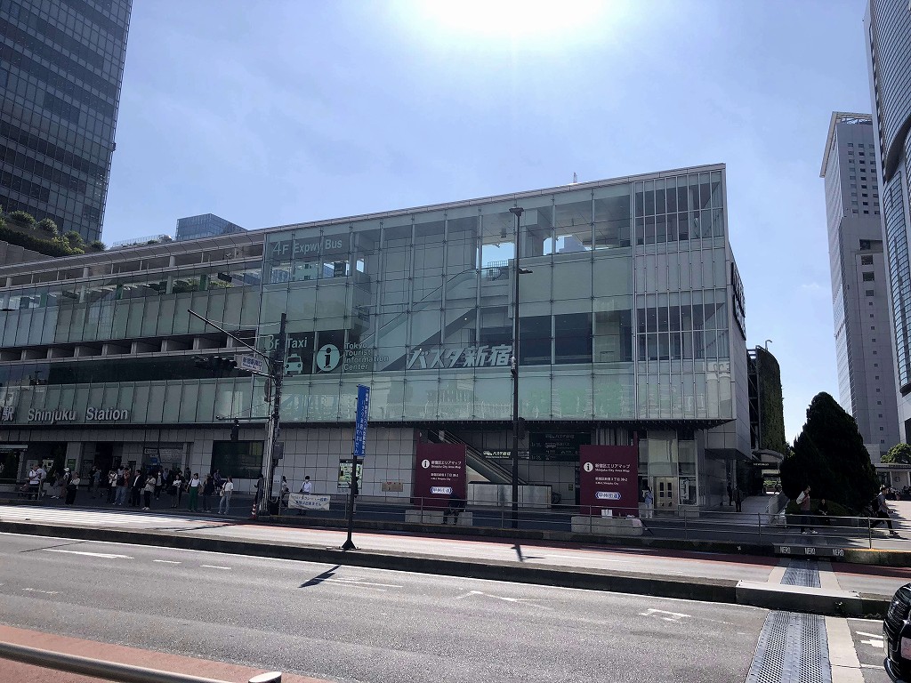 快晴とバスタ新宿