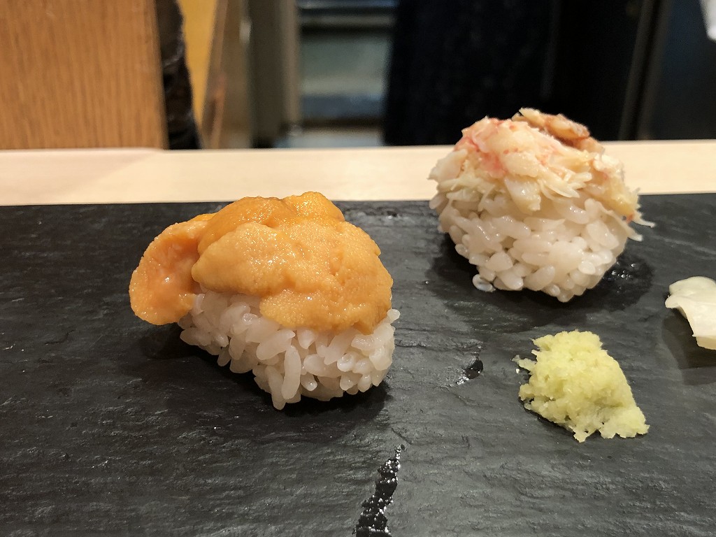 すすきのの「鮨 まつもと」のウニと毛ガニ