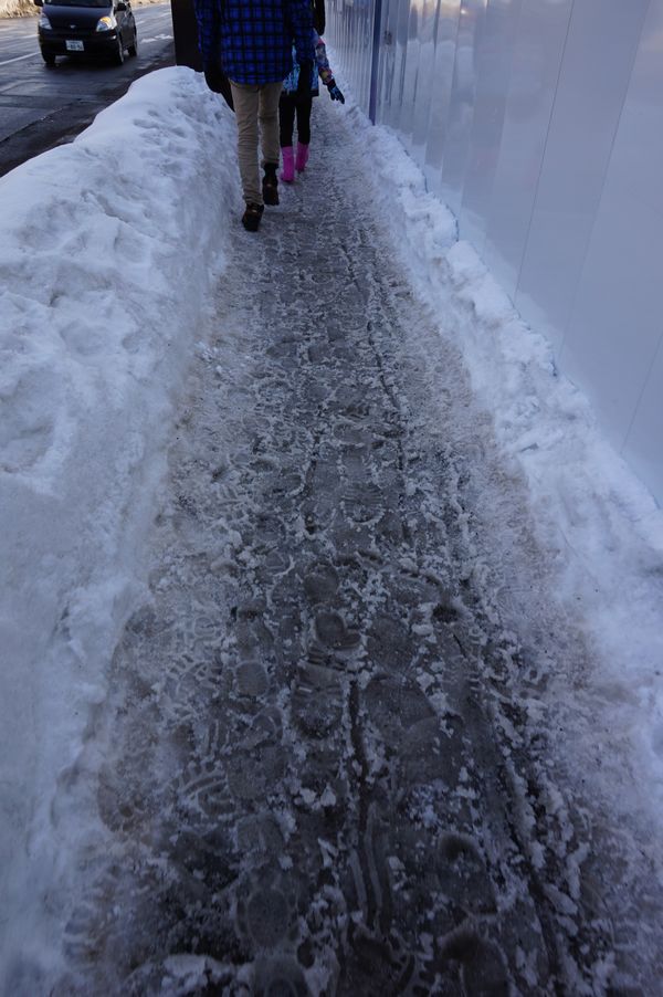 札幌の雪の歩道画像
