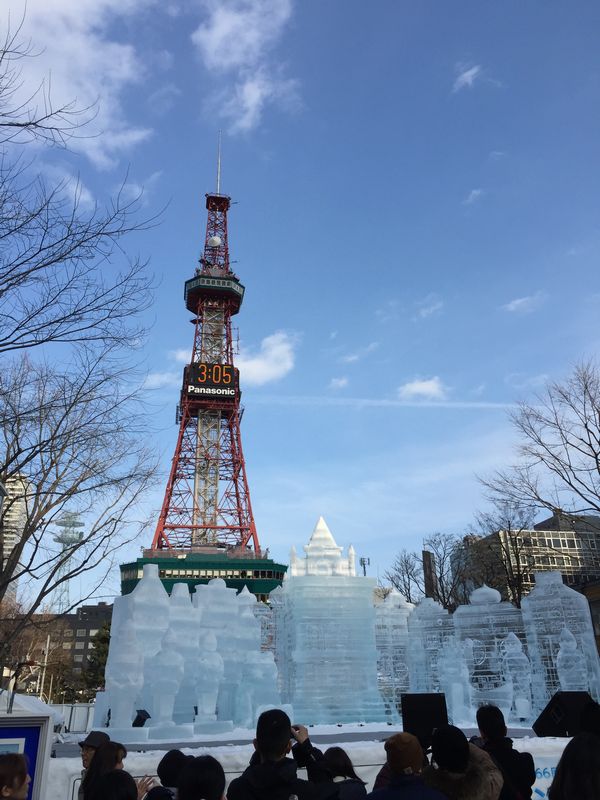 氷像「おもちゃの街」とテレビ塔画像