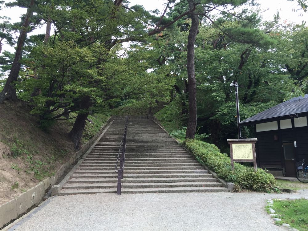 久保田城御隅櫓への階段